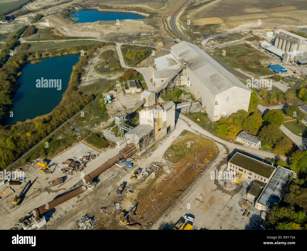 Vue aérienne du site de CEMEX à Barrington, UK qui est actuellement démolie pour faire place à un lotissement de maisons Redrow. Banque D'Images