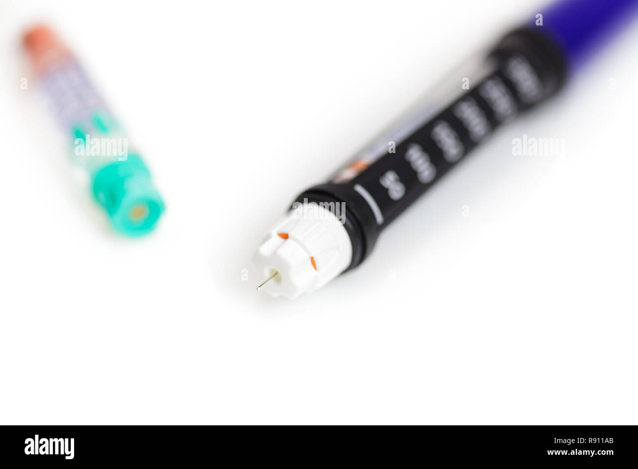 Stylo injecteur et d'insuline de rechange isolé sur fond blanc Photo Stock  - Alamy