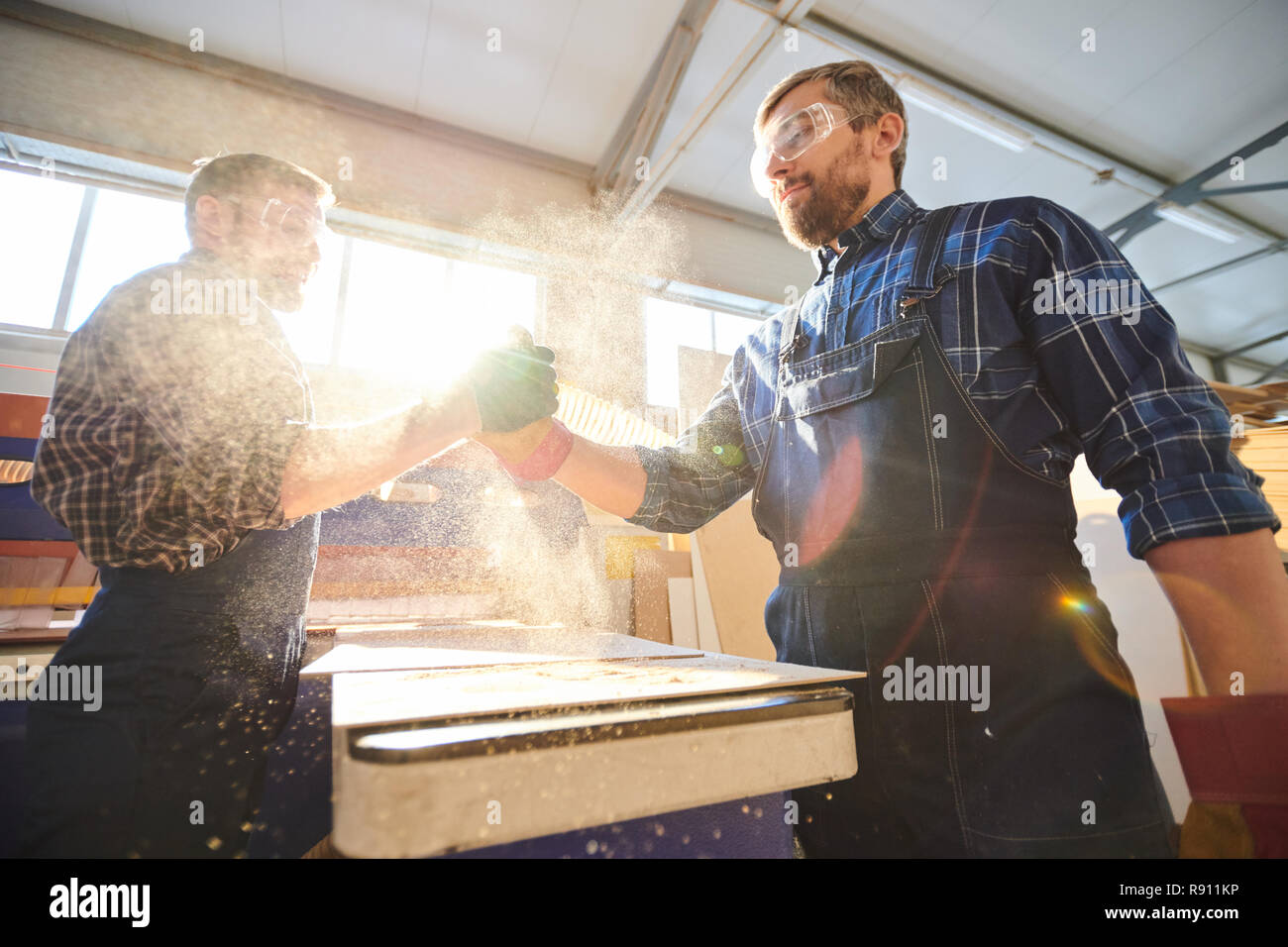 Équipe d'ingénieurs de la conception et de la fabrication de meubles produit Banque D'Images