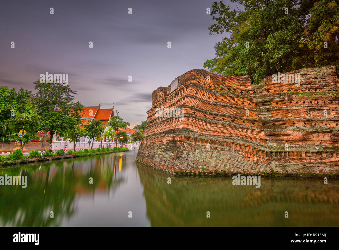 Chiang Mai, Thaïlande vieille ville ancienne enceinte et les douves au crépuscule. Banque D'Images Chiang Mai, Thaïlande vieille ville ancienne enceinte et les douves au crépuscule. Banque D'Images
