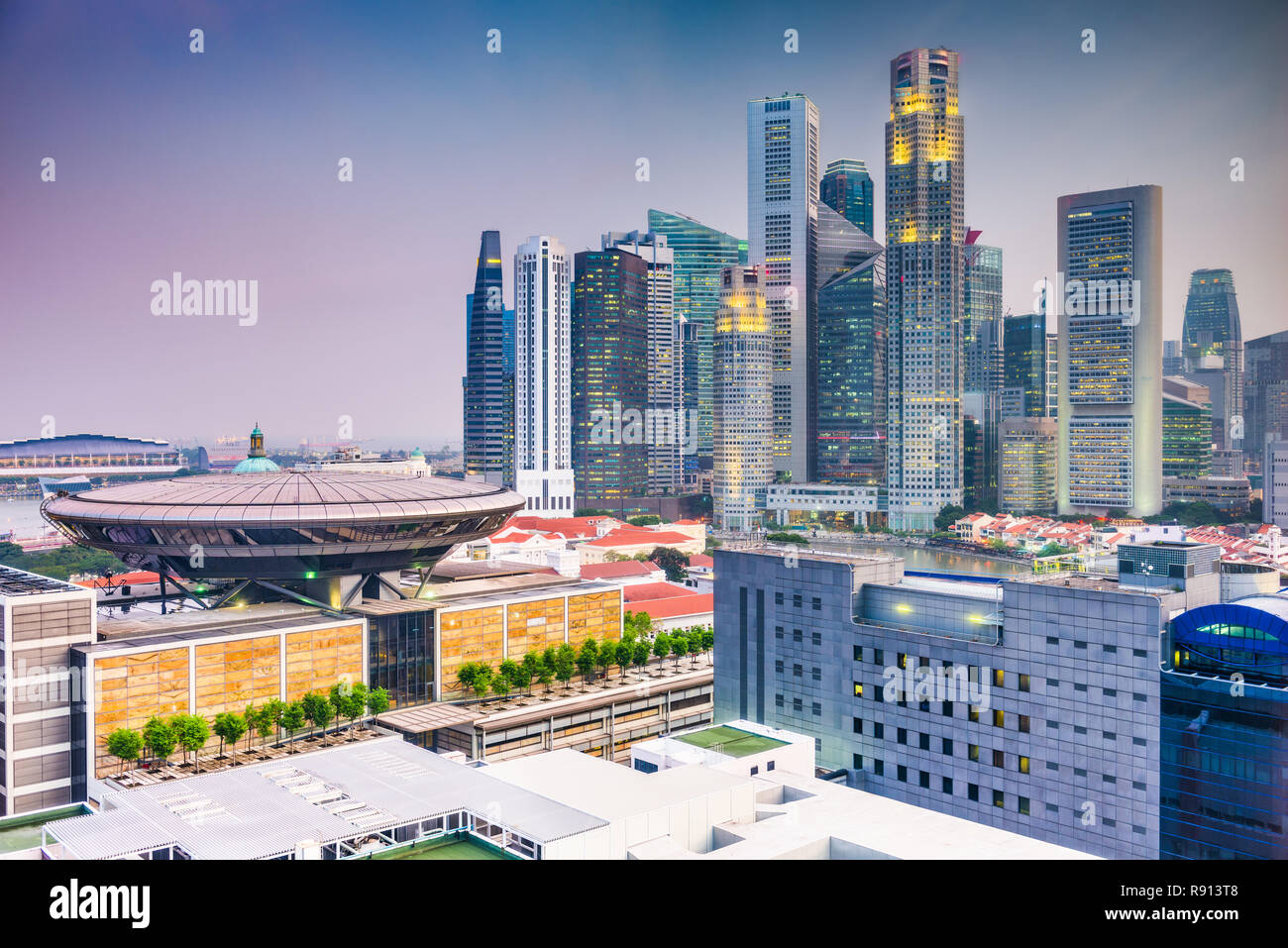 Le centre-ville de Singapour avec l'Édifice de la Cour suprême au crépuscule. Banque D'Images