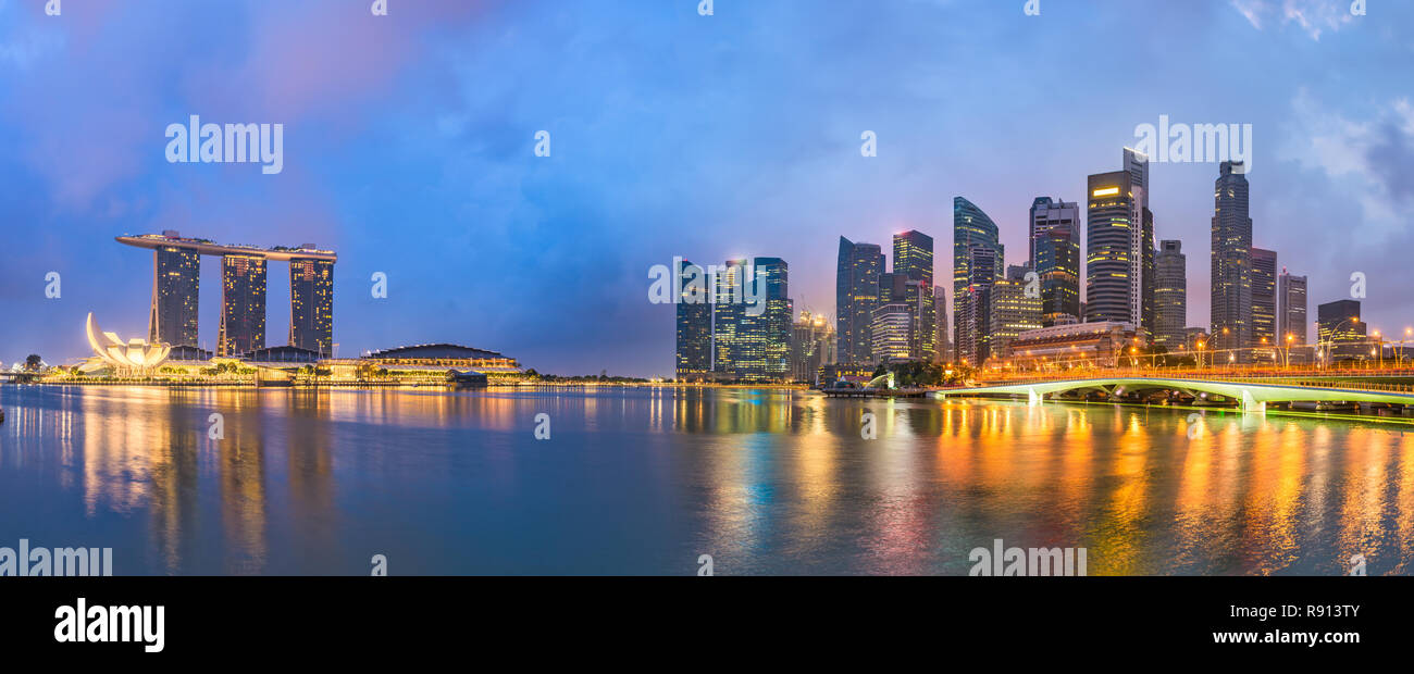 Singapour à la baie avant l'aube. Banque D'Images