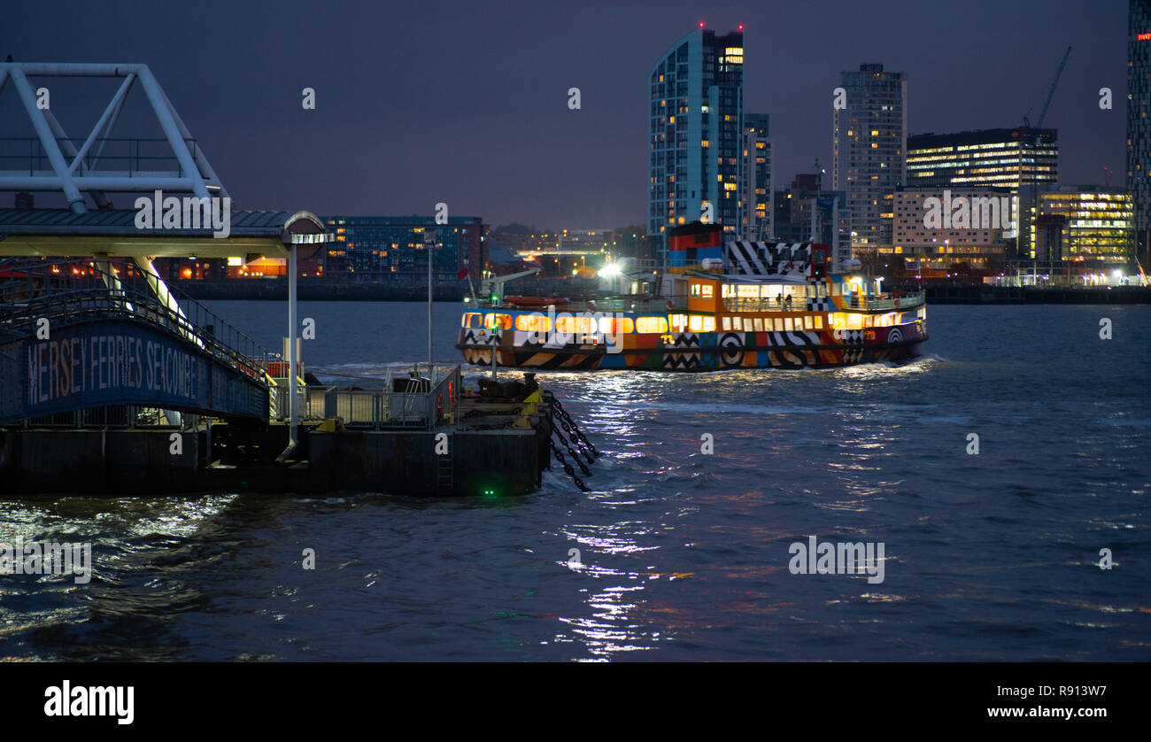 Mersey Ferries "Snowdrop" traversant la rivière Mersey de Seacombe, avec le front de mer de Liverpool dans l'arrière-plan. Image prise en octobre 2016. Banque D'Images