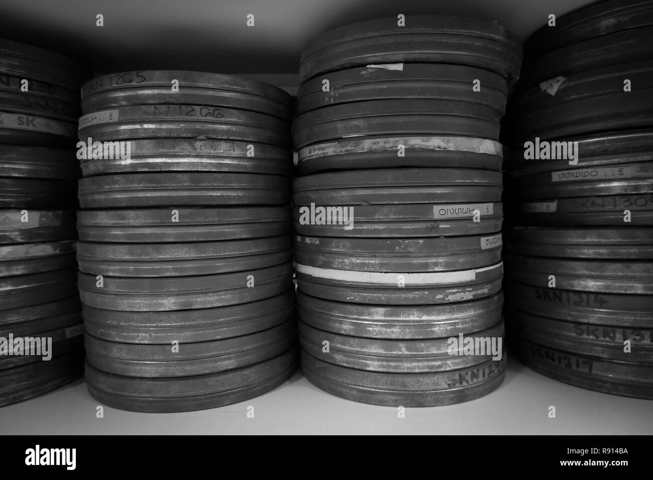Vieilles bobines de films dans des boîtes d'argent empilés sur une étagère dans une voûte de stockage froid Banque D'Images