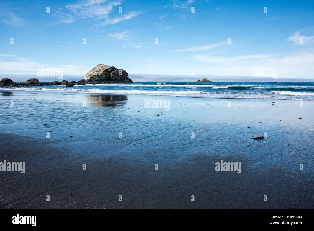 Les piles de la mer dans l'océan Pacifique près de Crescent City en Californie sur une journée ensoleillée Banque D'Images