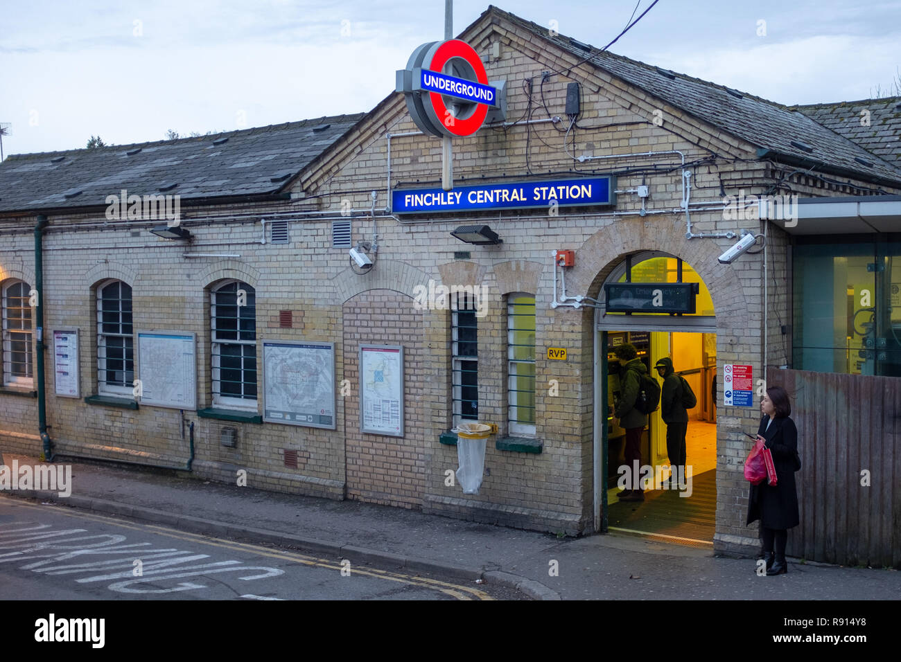 18 Décembre 2018 : les navetteurs à la station de métro de Finchley Central à Londres, au Royaume-Uni. Banque D'Images