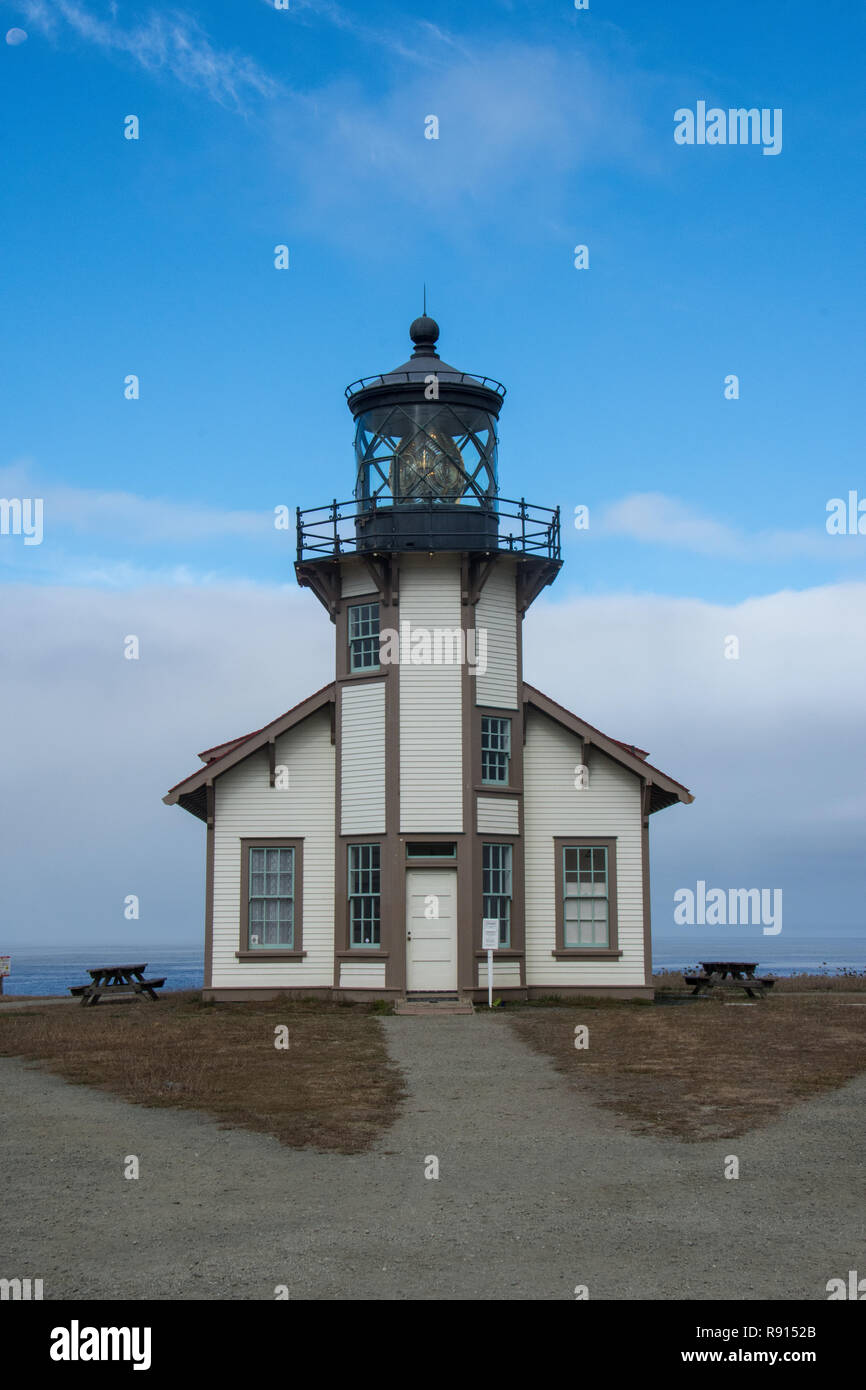 Point Cabrillo Light House près de Fort Bragg, en Californie, sur l'océan Pacifique. Route menant les conduites dans le phare Banque D'Images