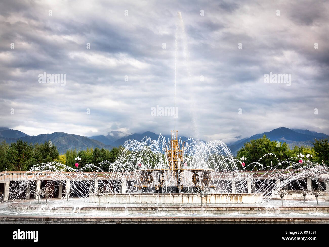 Grande Fontaine à ciel couvert spectaculaire à dendra du premier président Nursultan Nazarbayev à Almaty, Kazakhstan Banque D'Images