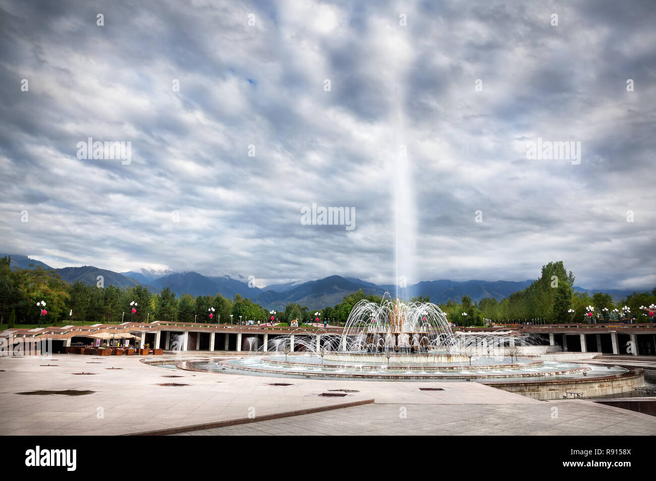 Grande Fontaine à ciel couvert spectaculaire à dendra du premier président Nursultan Nazarbayev à Almaty, Kazakhstan Banque D'Images