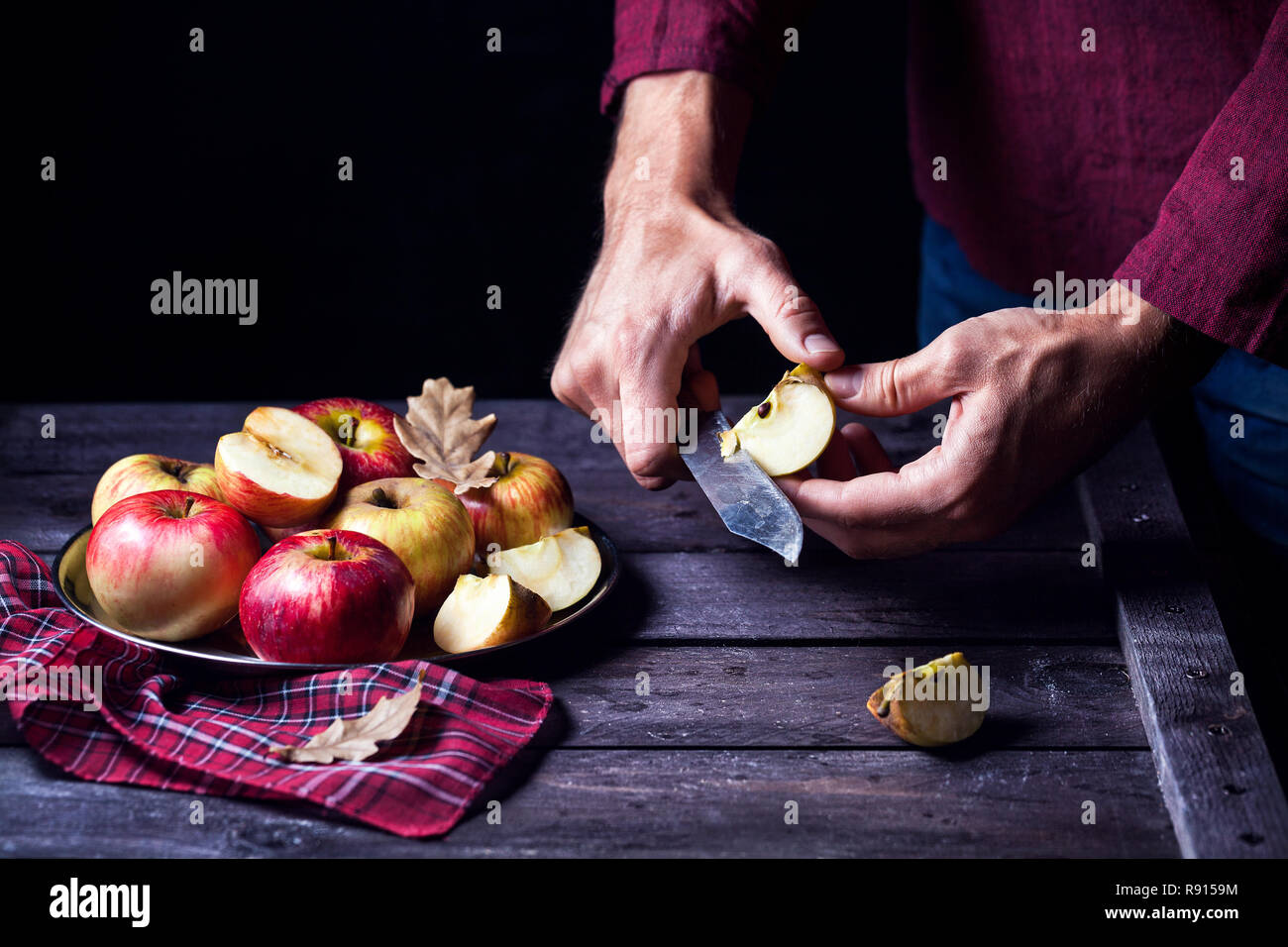 Coupe homme pommes rouges sur fond sombre à la table en bois. Espace libre pour le texte Banque D'Images