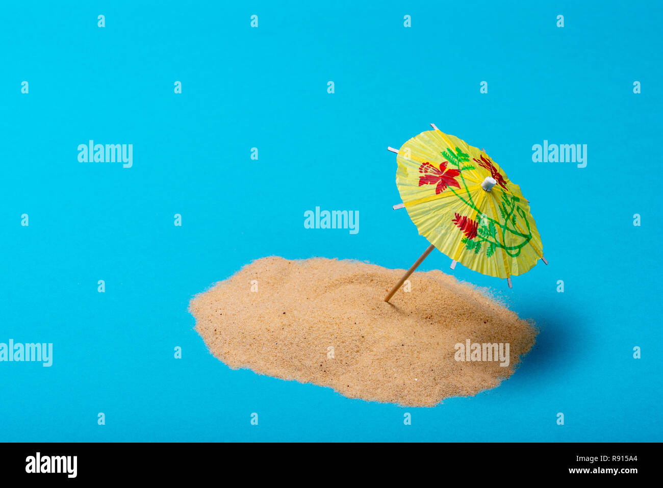 Concept d'une île tropicale paradisiaque, avec une plage parasol ou parapluie. Banque D'Images