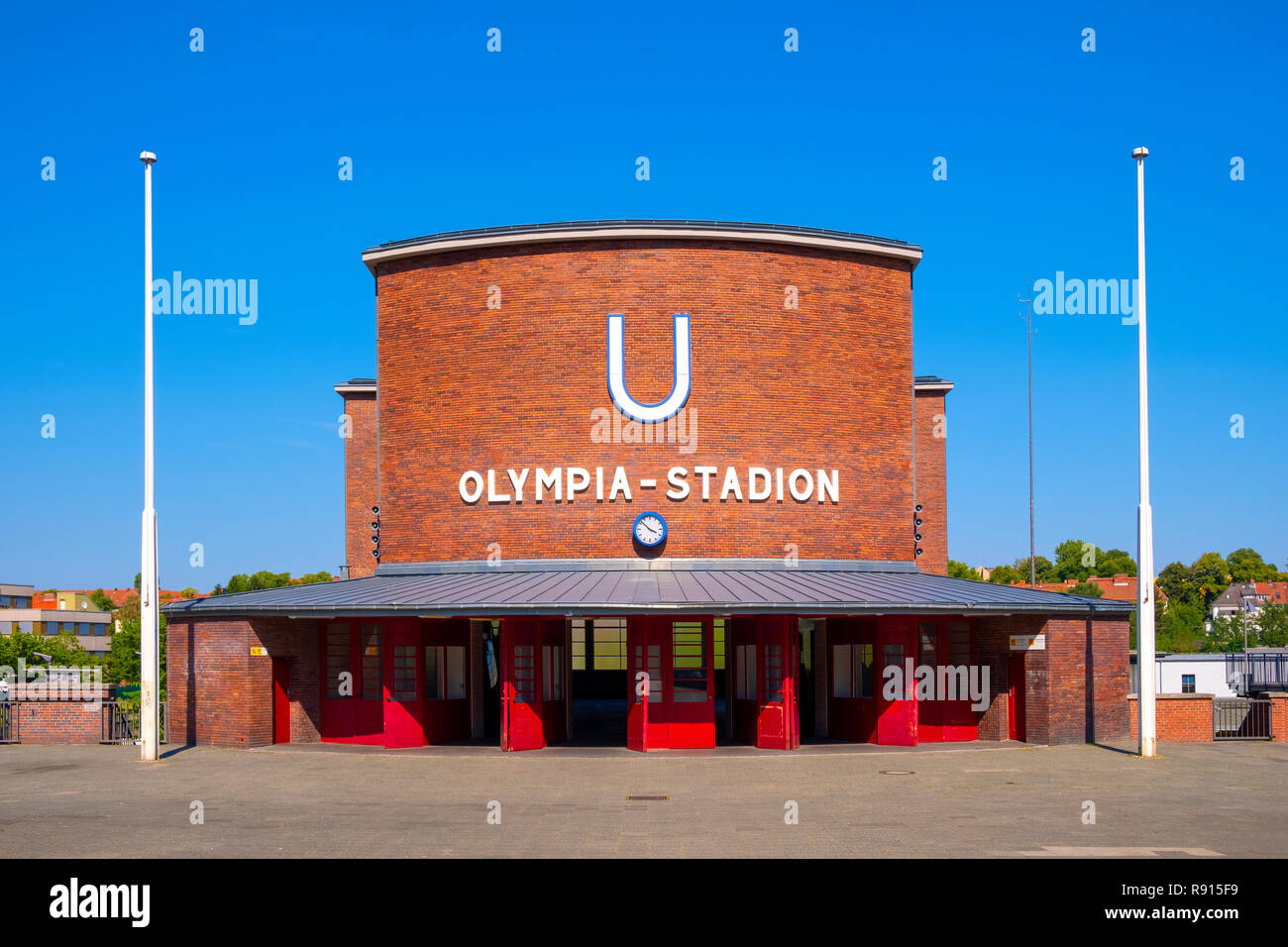 Berlin, Berlin - Allemagne / état 2018/07/31 : Façade de la station de métro de l'Olympia-Stadion près de l'origine historique du stade Olympiastadion Banque D'Images