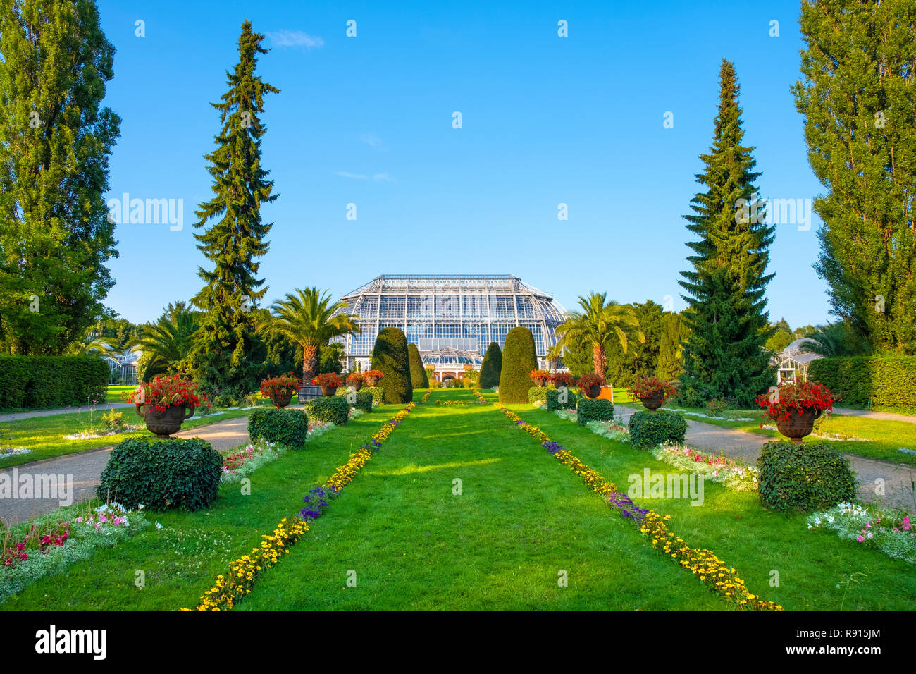 Berlin, Allemagne / Berlin - Berlin 2018/07/31 : Jardin botanique et musée Dahlem - Botanischer Garten - historique pavillons avec serre Banque D'Images