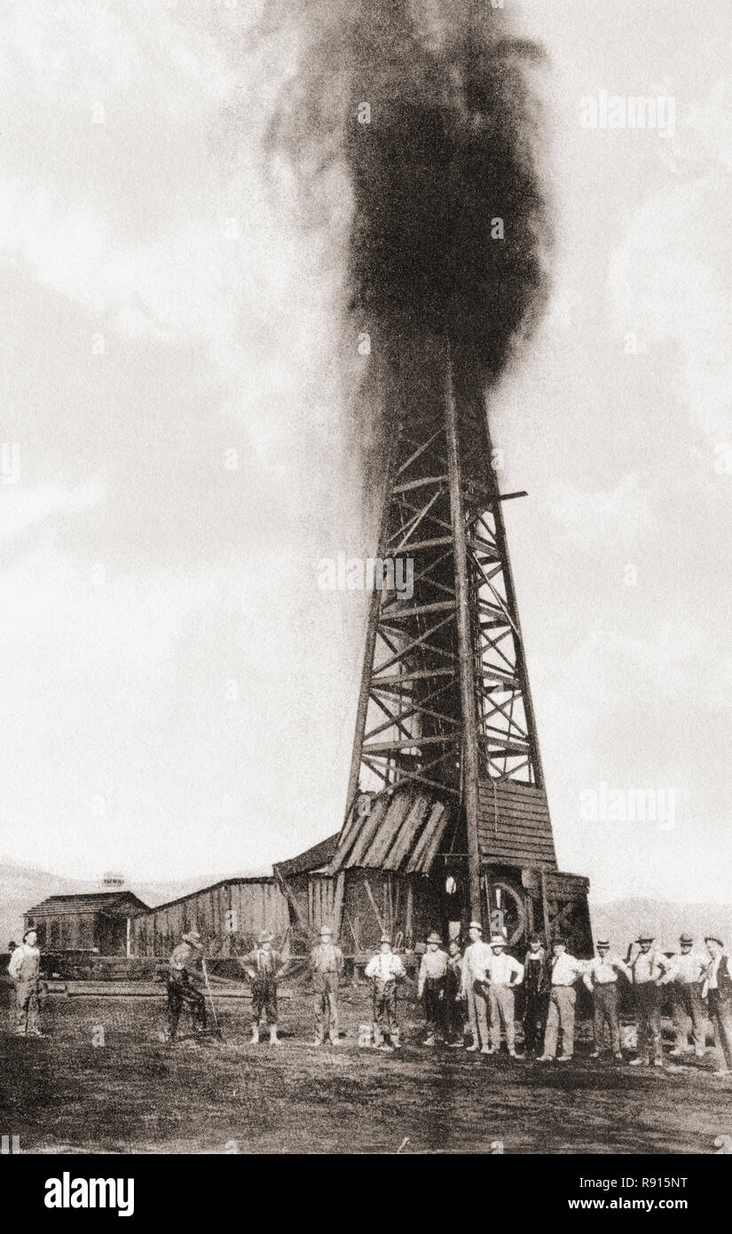 Un puits jaillissant entre les puits de pétrole dans la vallée de San Joaquin, en Californie, États-Unis d'Amérique), ch. 1915. Des millions de barils de pétrole ont été perdus en raison de l'impossibilité de contrôler la circulation de ces diluviennes. Merveilleux de Californie, publié en 1915. Banque D'Images