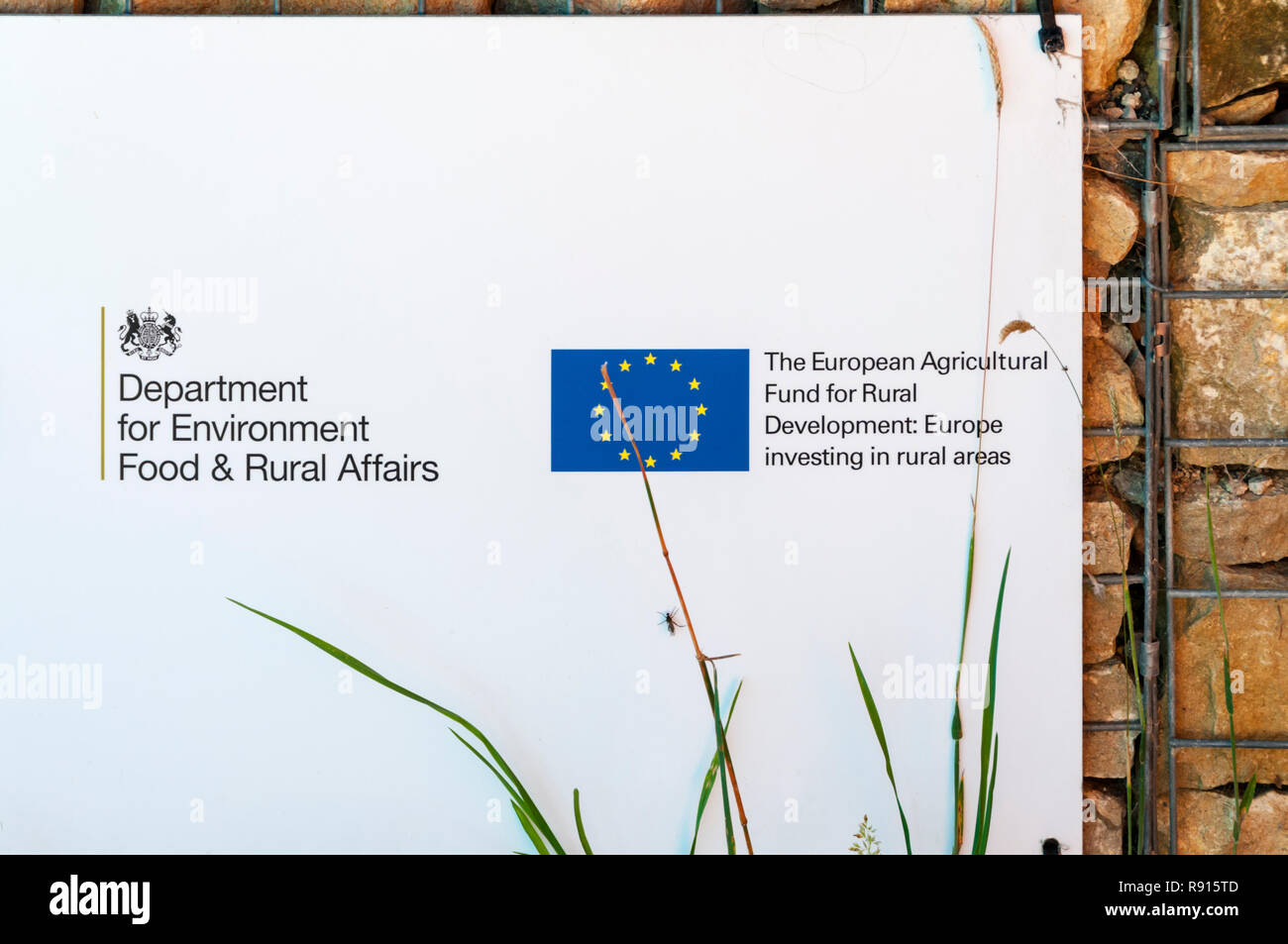 Un panneau à Bempton Cliffs reconnaît l'aide du Fonds européen agricole pour le développement rural. Banque D'Images