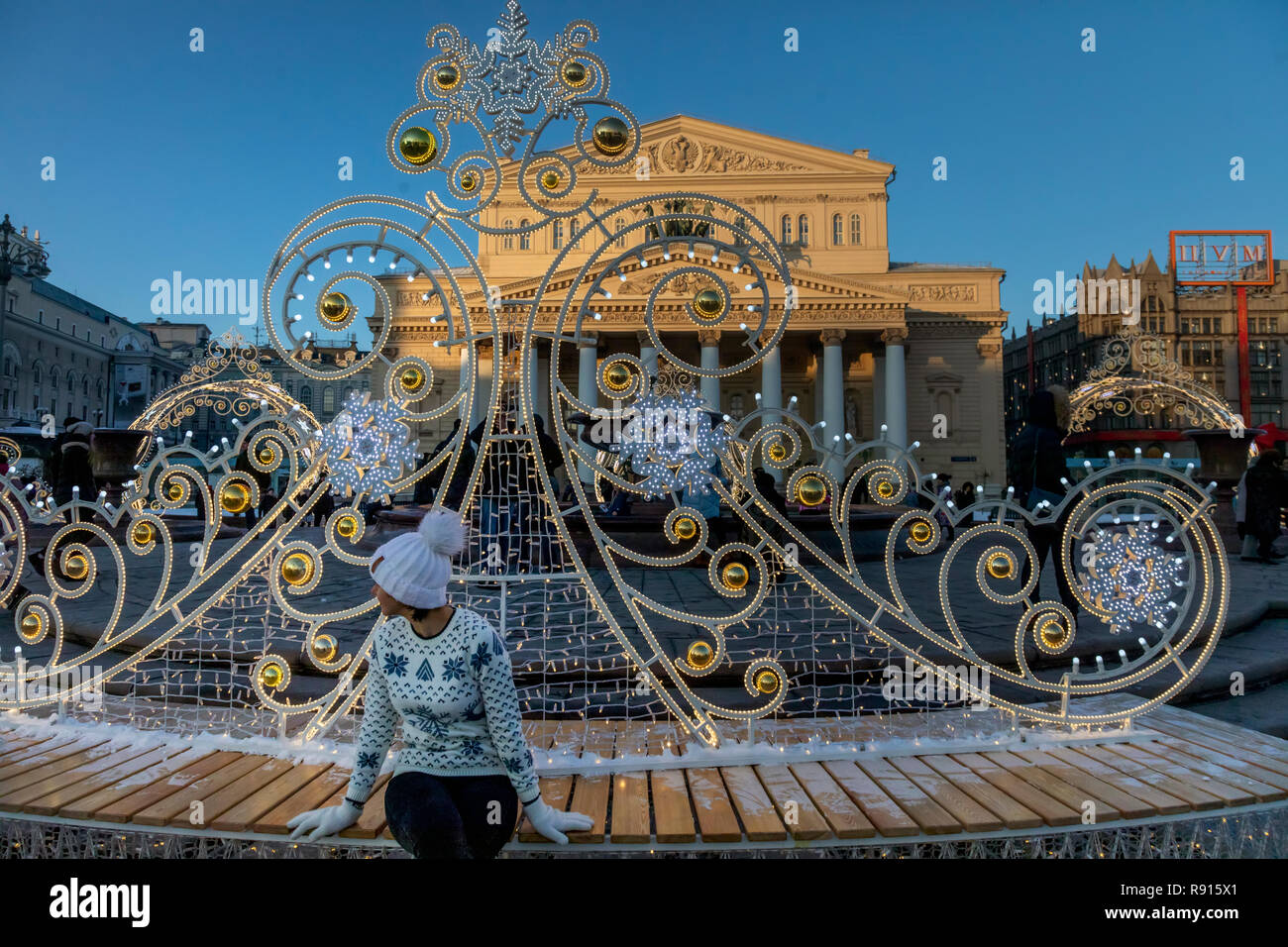 Vue de façade du théâtre Bolchoï et installation lumineuse pendant le festival "Voyage de Noël" au centre de Moscou, Russie Banque D'Images