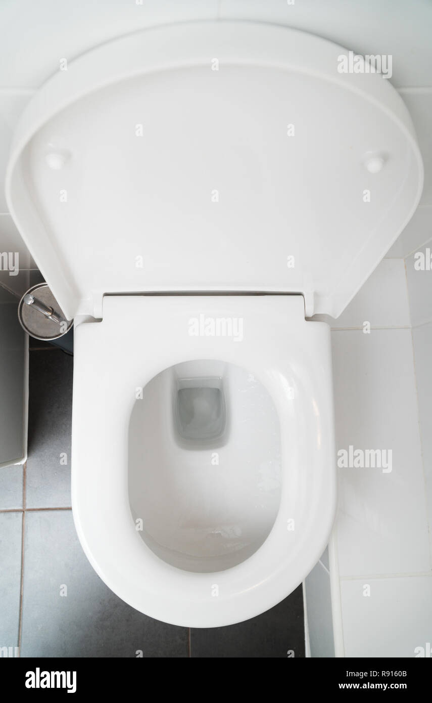 Vue de dessus de la cuvette des toilettes dans l'eau penderie. Banque D'Images Vue de dessus de la cuvette des toilettes dans l'eau penderie. Banque D'Images