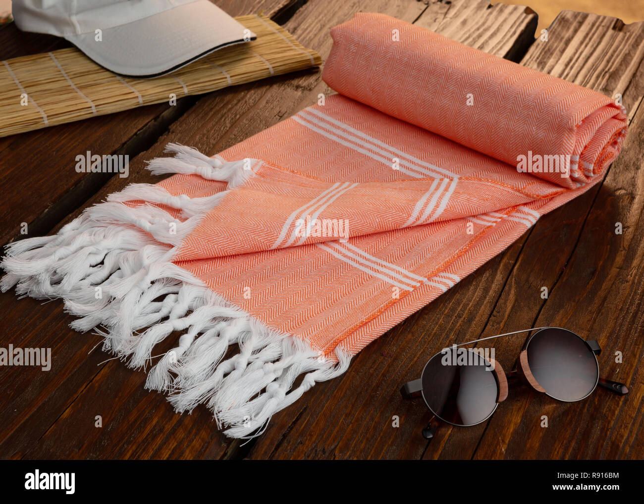 Hammam tissé à la serviette en coton turc sur fond de bois Banque D'Images