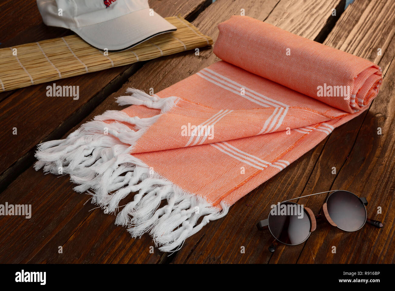 Hammam tissé à la serviette en coton turc sur fond de bois Banque D'Images