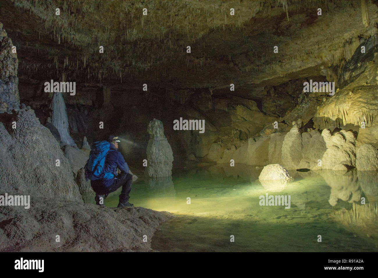 Spéléologue à l'intérieur de Cueva de los cristinos, Navarra (Espagne) Banque D'Images