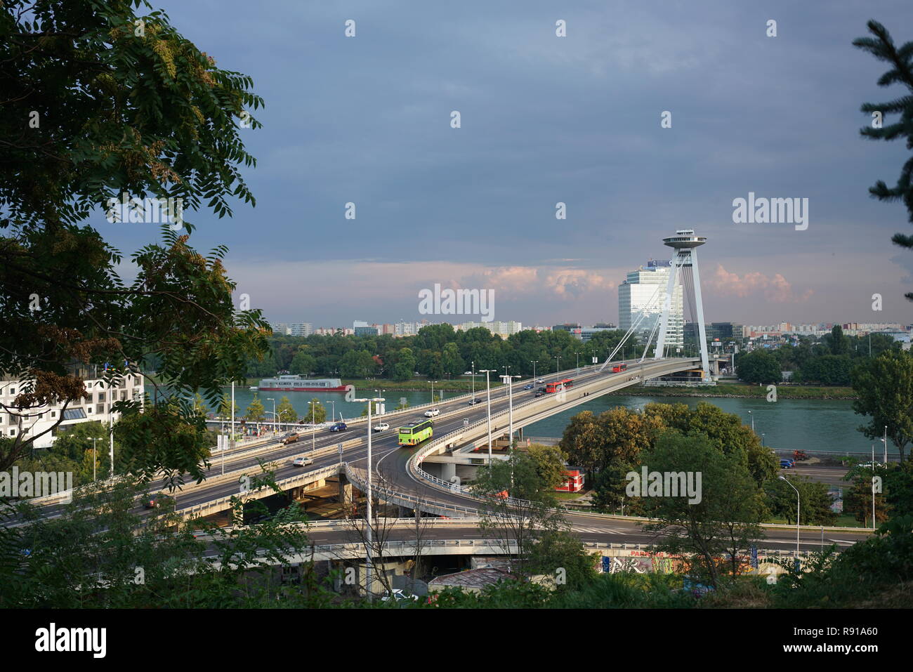 L'OVNI 'Bridge' de la connexion de deux côtés de Bratislava, la capitale de la Slovaquie. Banque D'Images