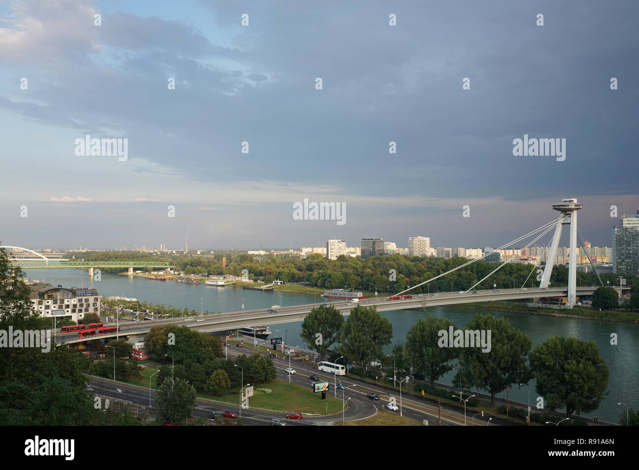 L'OVNI 'Bridge' de la connexion de deux côtés de Bratislava, la capitale de la Slovaquie. Banque D'Images
