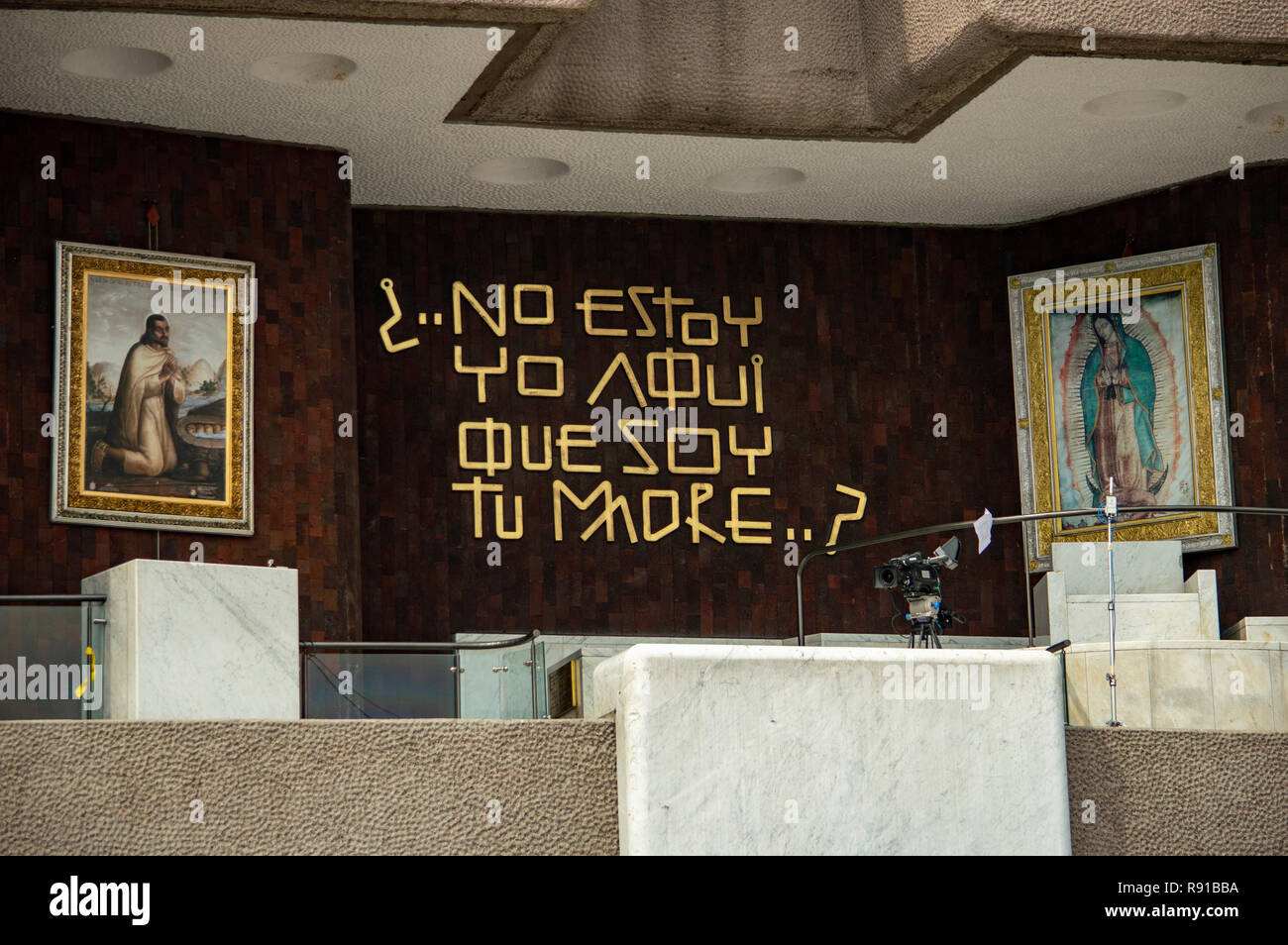 Une Citation De La Vierge Marie Inscrit Sur La Basilique Moderne A La Basilique Notre Dame De Guadalupe A Mexico Mexique Photo Stock Alamy
