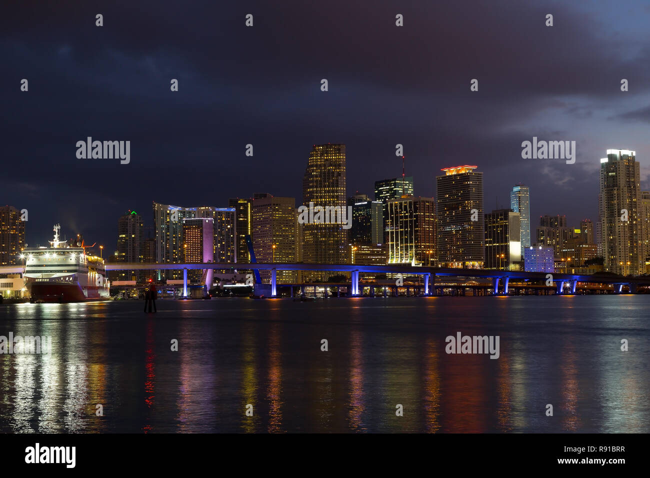 Nuit panorama de ville au centre-ville de Miami avec des réflexions. Réflexions colorées de pont, bateau de croisière et les bâtiments modernes. Banque D'Images