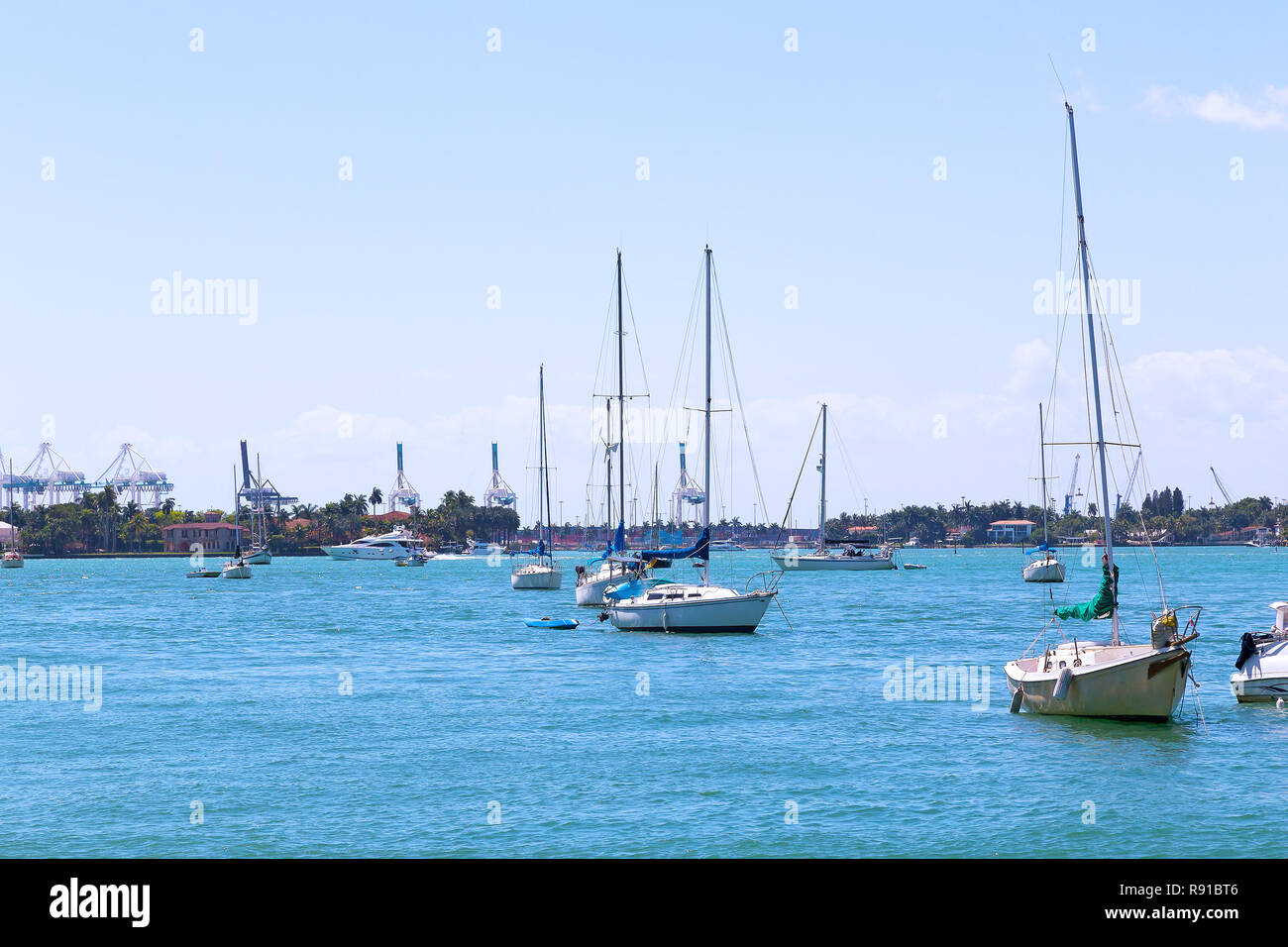 Marina de Miami avec bateaux amarrés sous le soleil de l'après-midi. Marina et grues portuaires à Miami, en Floride. Banque D'Images