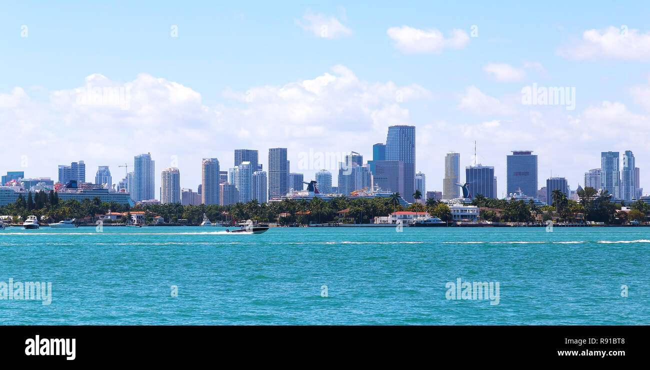 Vue sur les toits de la ville de Miami Miami Beach front de mer. Voiliers de croisière de l'eau de mer à Miami Beach, Floride Banque D'Images