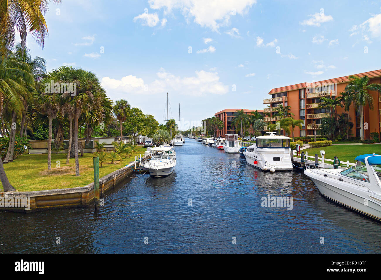La circulation de l'eau banlieue de Miami. Bateaux et de palmiers le long de la rue du canal. Banque D'Images