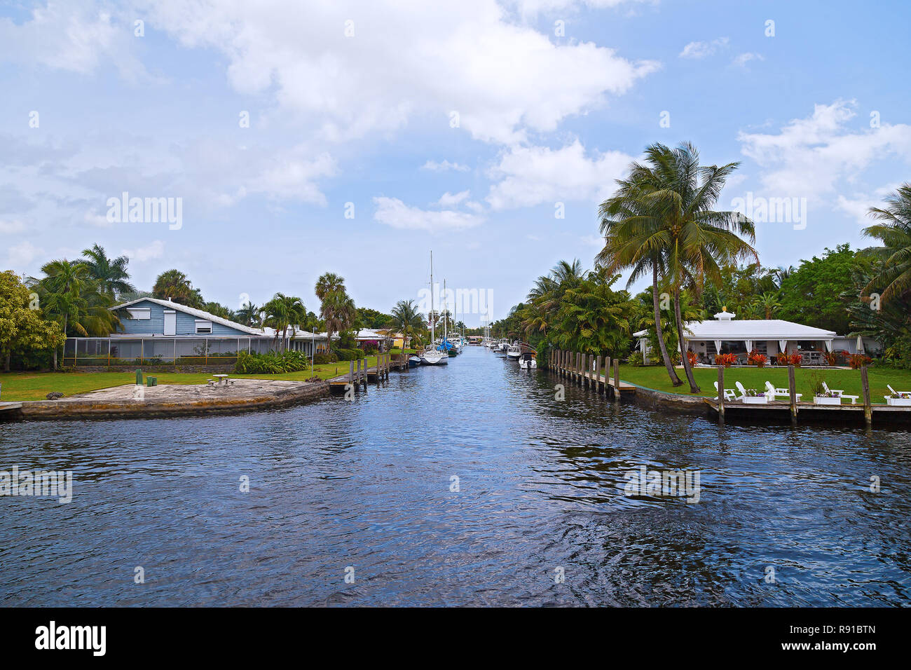 Bateaux amarrés le long du canal dans la banlieue de Miami, Floride. Paysage panoramique urbain dans la banlieue de Miami, en Floride. Banque D'Images