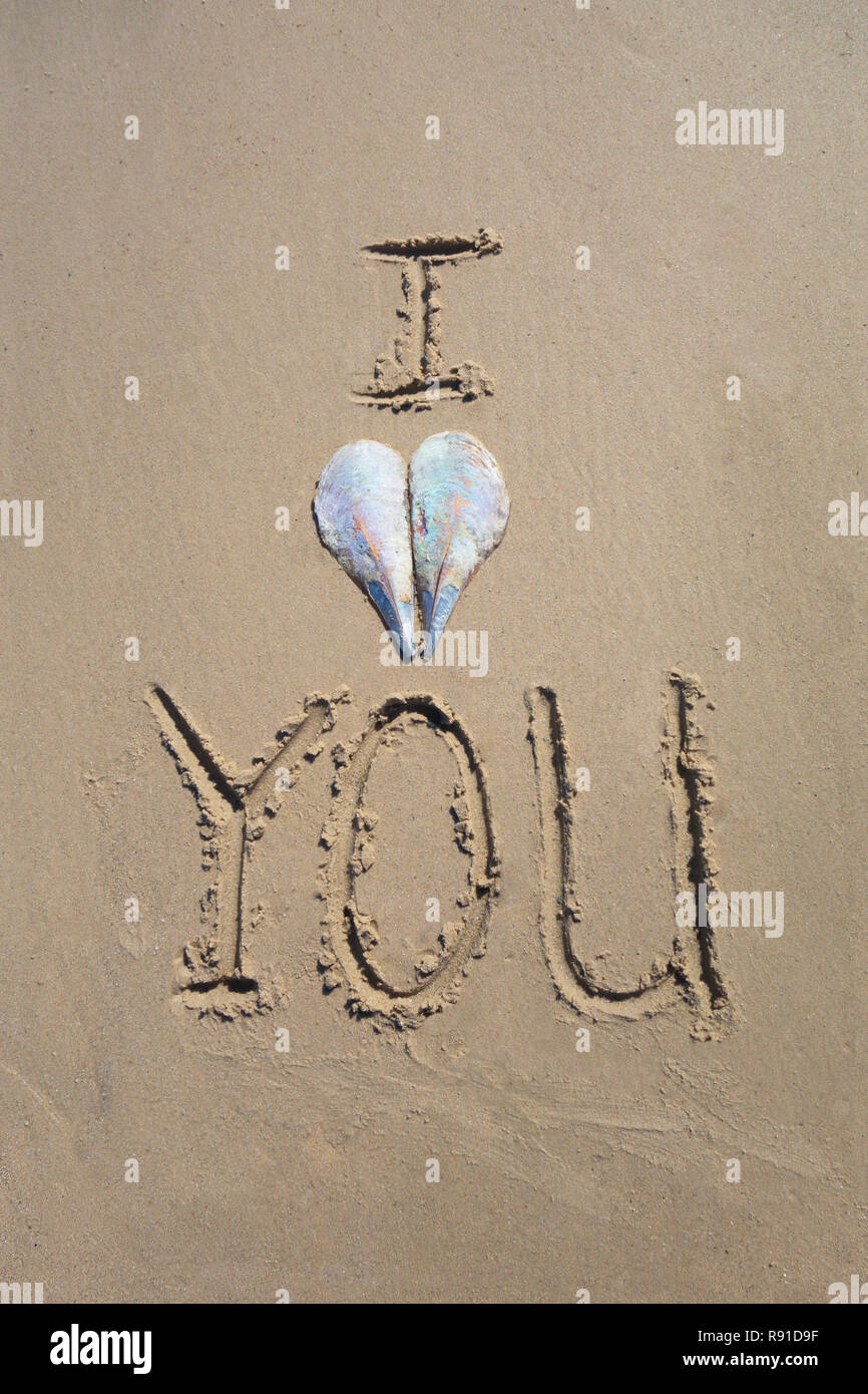 'Je vous aime' écrit dans le sable à la plage de Glenelg à Adelaide, Australie du Sud. Banque D'Images