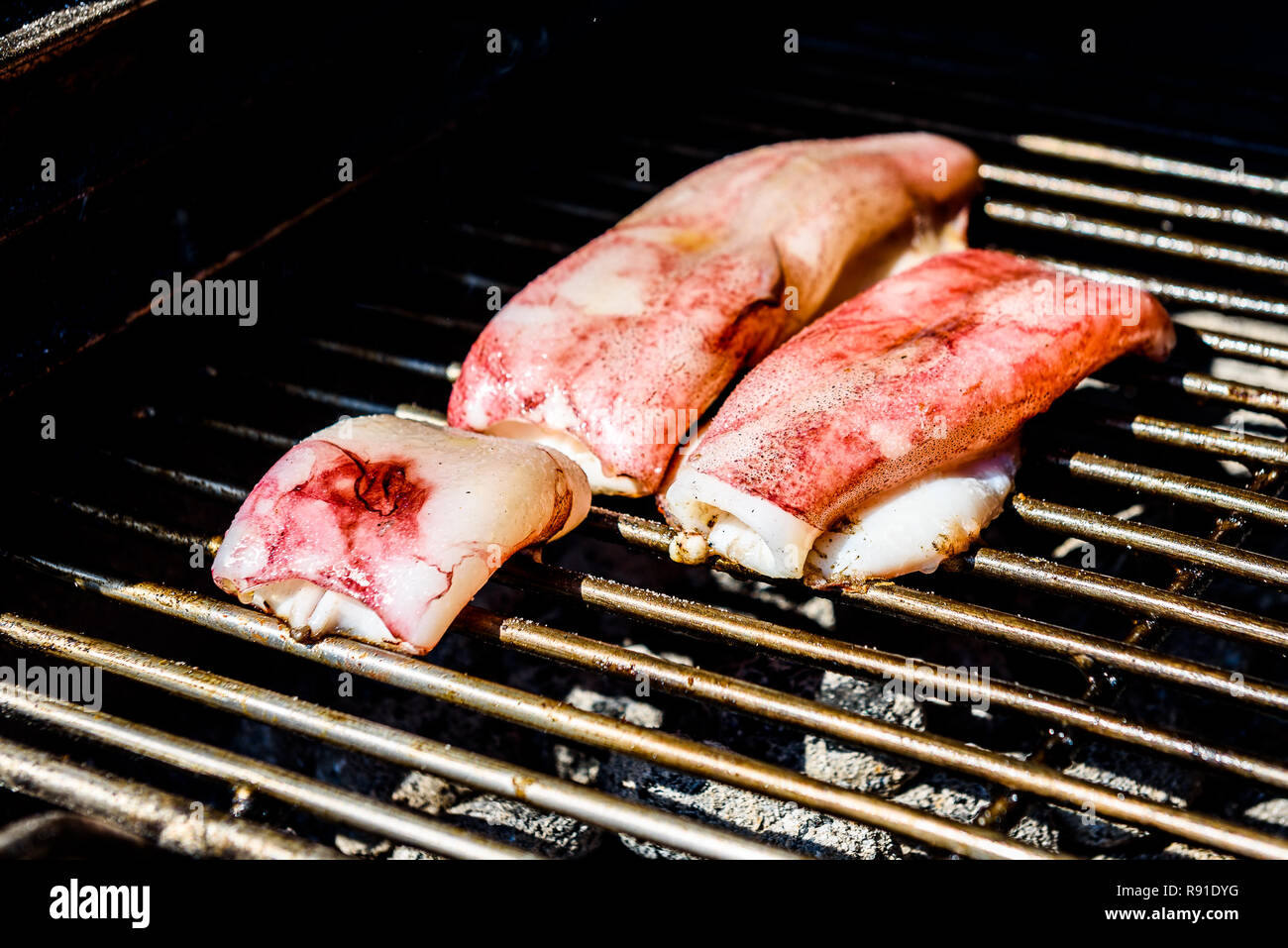 La seiche ou encornet de cuisson sur un barbecue au charbon. Le plat  traditionnel croate méditerranéenne dans le restaurant croate avec des  fruits de mer Photo Stock - Alamy