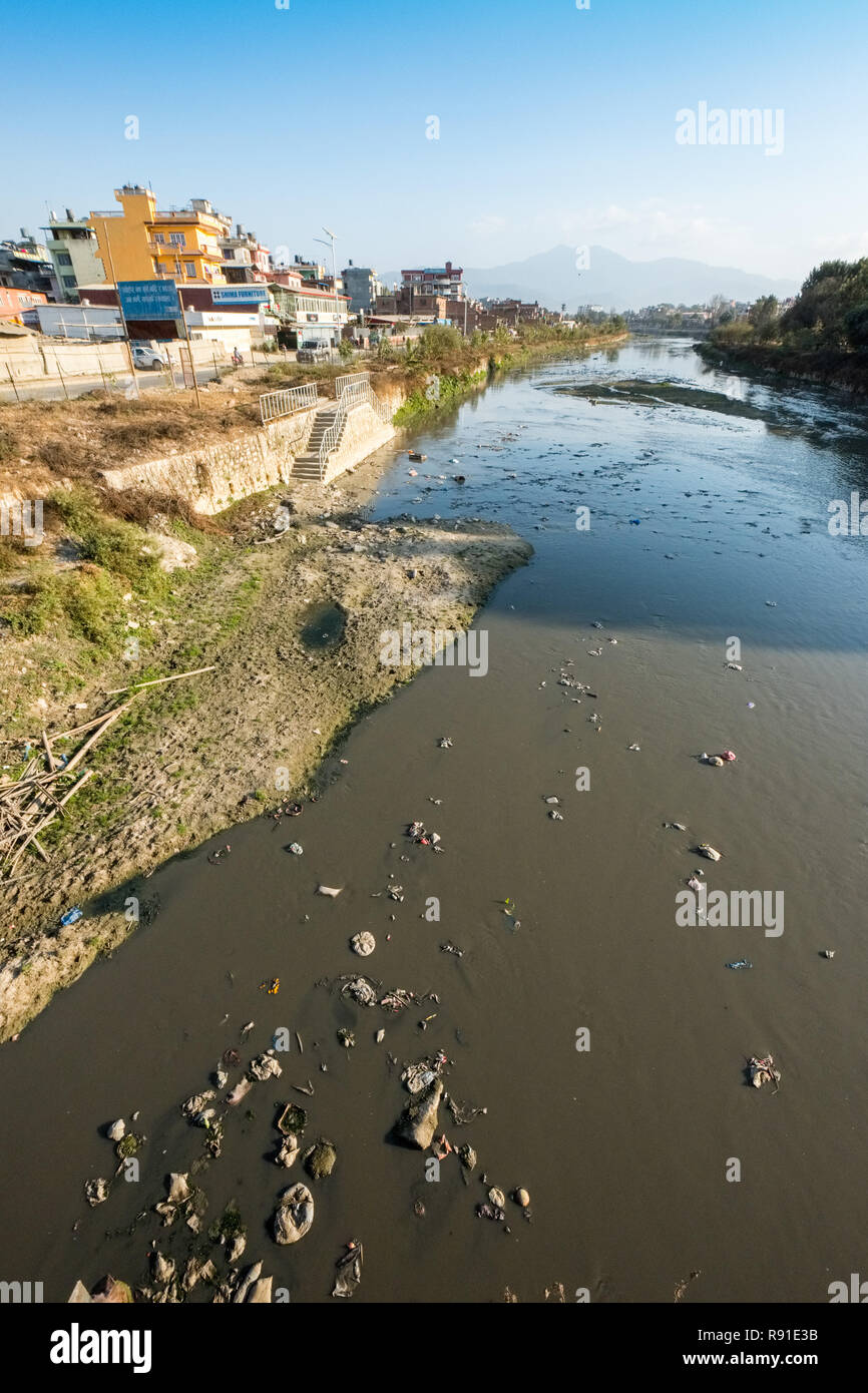 La rivière Bagmati polluées qui coule à travers la ville de Katmandou, Népal Banque D'Images