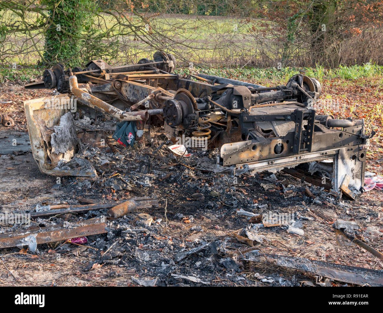 Brûlé out car situé sur le chemin des pèlerins byway, dans le Kent, Angleterre Banque D'Images