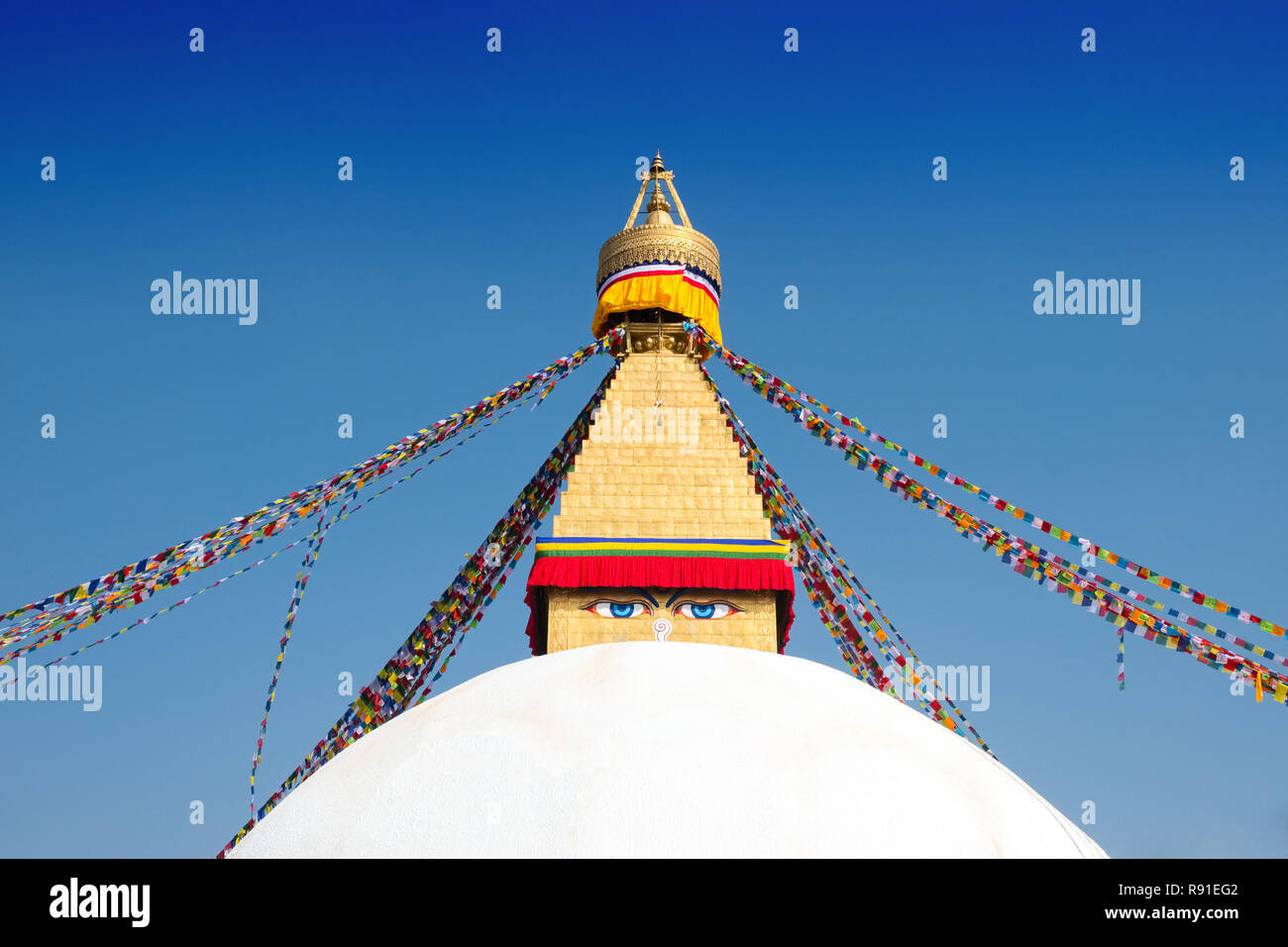 Les drapeaux de prières et le dôme à Bodhnath (Boudha ) , Asie , le plus grand stupa bouddhiste de Katmandou, Népal Banque D'Images Les drapeaux de prières et le dôme à Bodhnath (Boudha ) , Asie , le plus grand stupa bouddhiste de Katmandou, Népal Banque D'Images