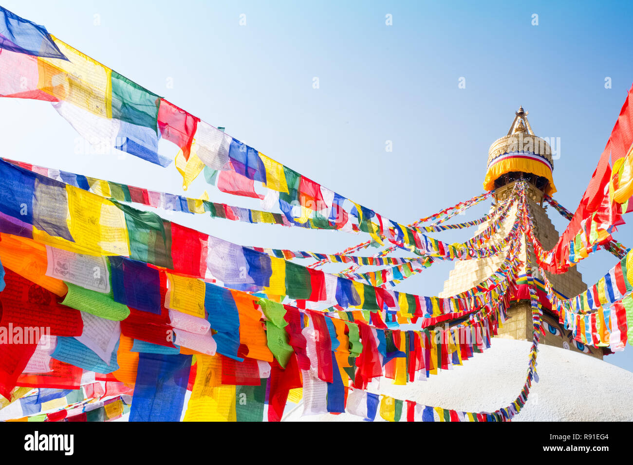 Les drapeaux de prières et le dôme à Bodhnath (Boudha ) , Asie , le plus grand stupa bouddhiste de Katmandou, Népal Banque D'Images Les drapeaux de prières et le dôme à Bodhnath (Boudha ) , Asie , le plus grand stupa bouddhiste de Katmandou, Népal Banque D'Images
