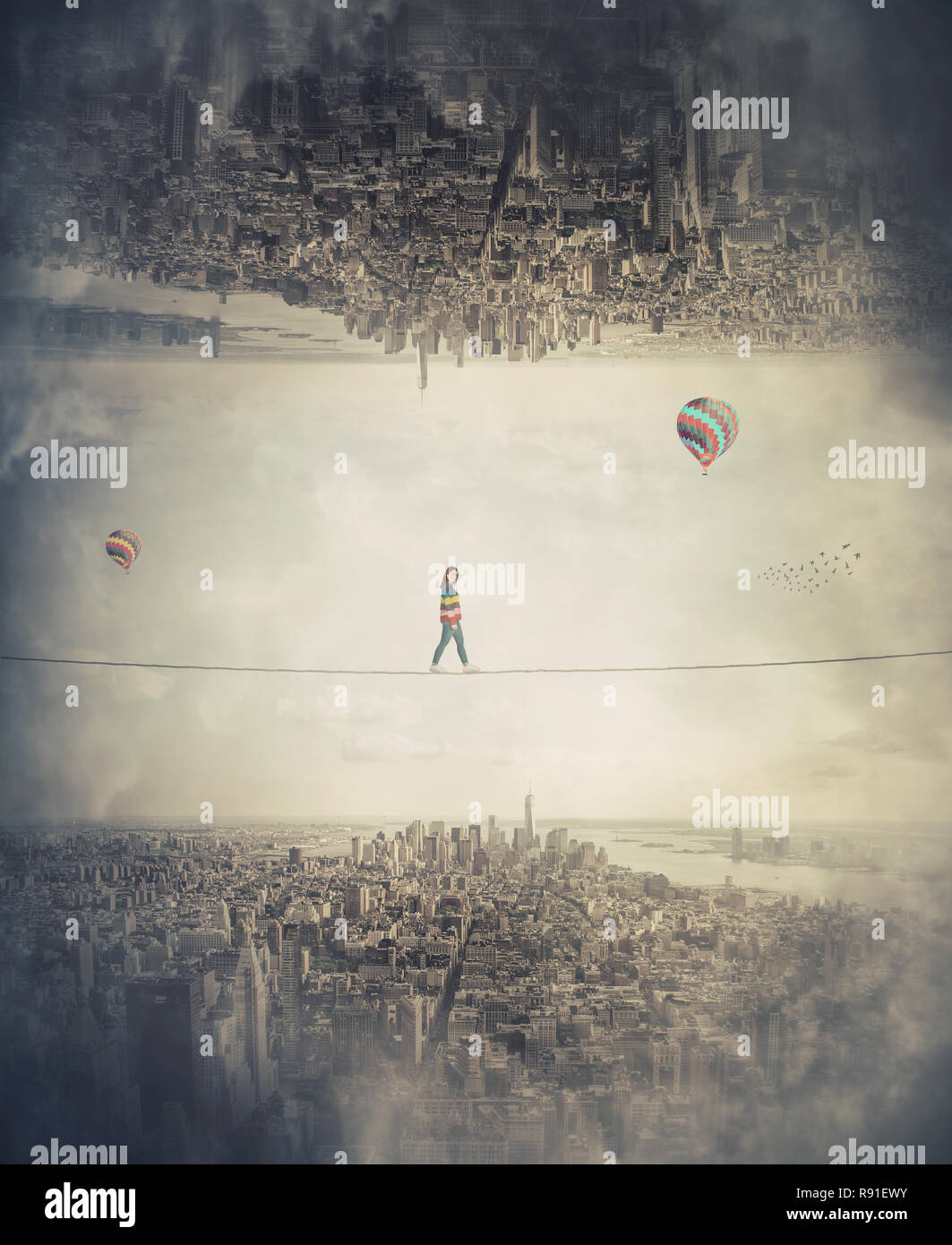 Jeune femme silhouette en équilibre sur corde slackline haut au-dessus de nuages entre deux mondes parallèles imaginaire. Marcher confiant sur corde raide. La conquête Banque D'Images