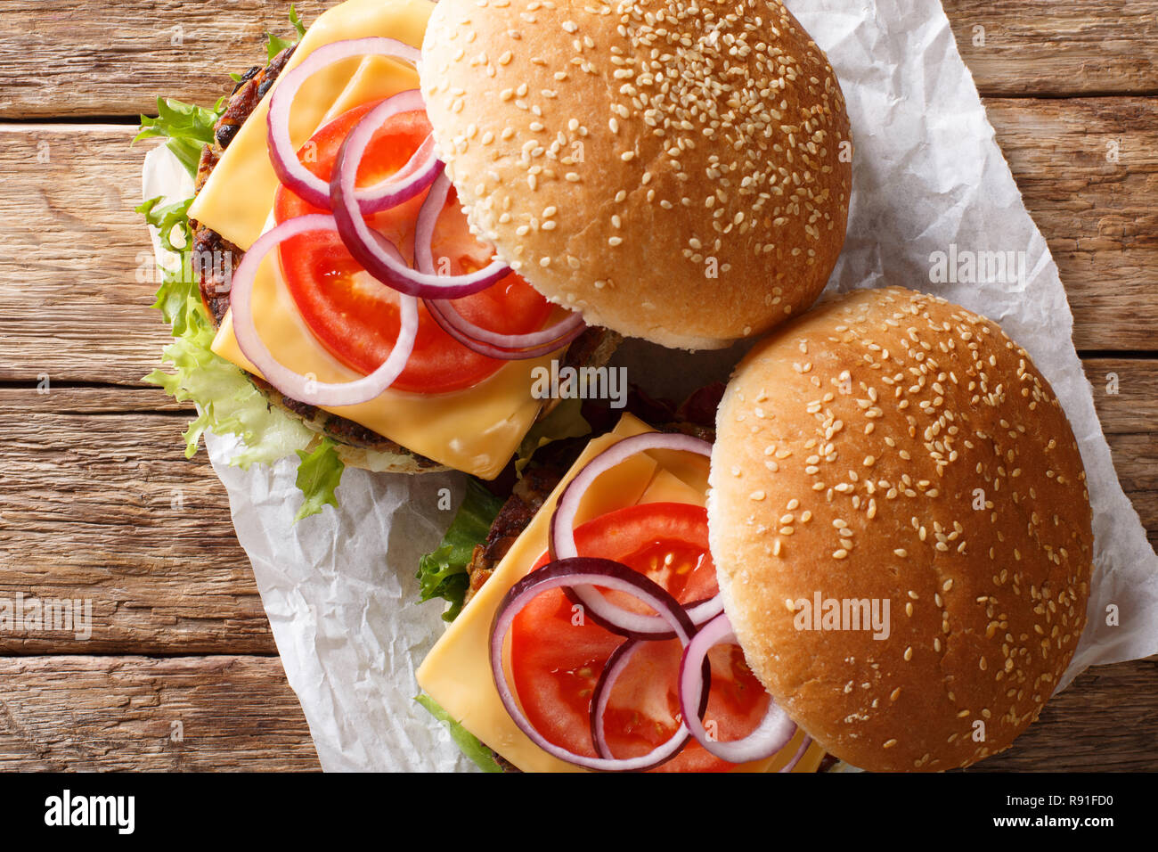 Burger végétarien bio aux champignons patty, légumes et fromage cheddar, gros plan sur la table. haut horizontale Vue de dessus Banque D'Images