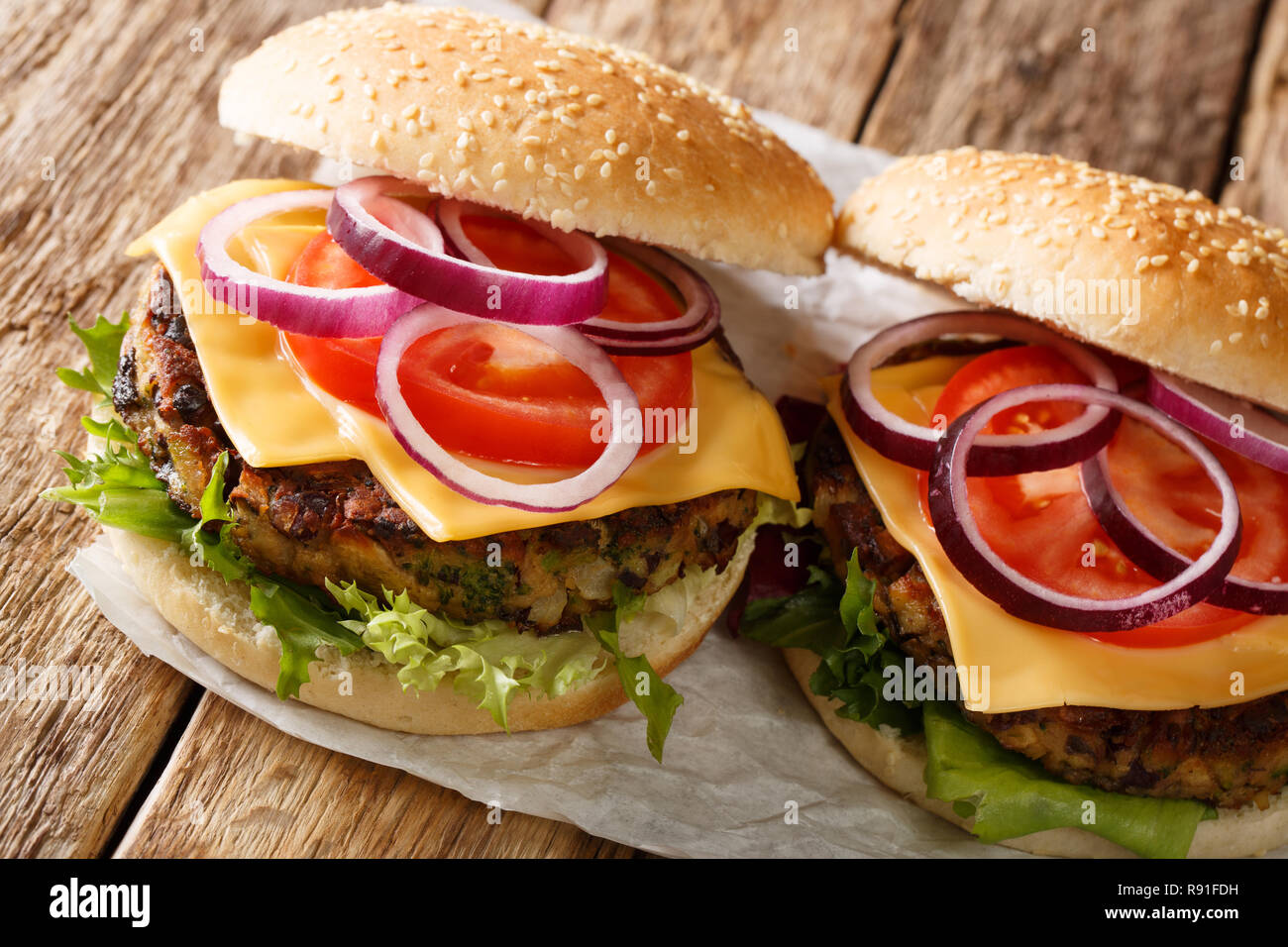 Burger végétarien bio aux champignons patty, légumes et fromage cheddar, close-up sur la table horizontale. Banque D'Images