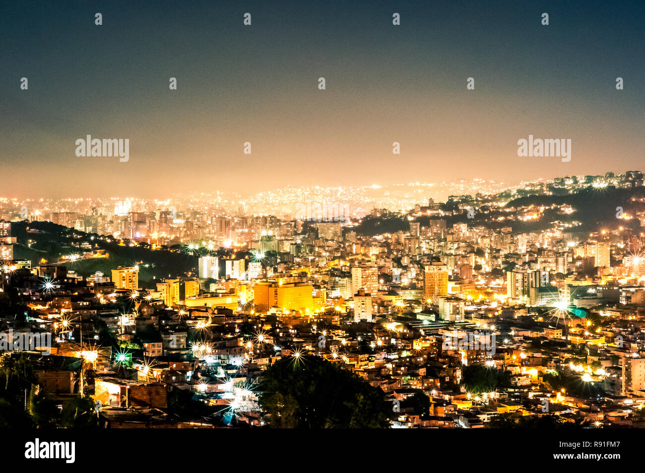 Vue de nuit de la ville caracas pendant l'été, ciel clair avec vue sur les collines avec les bidonvilles, qu'on appelle barrios Banque D'Images