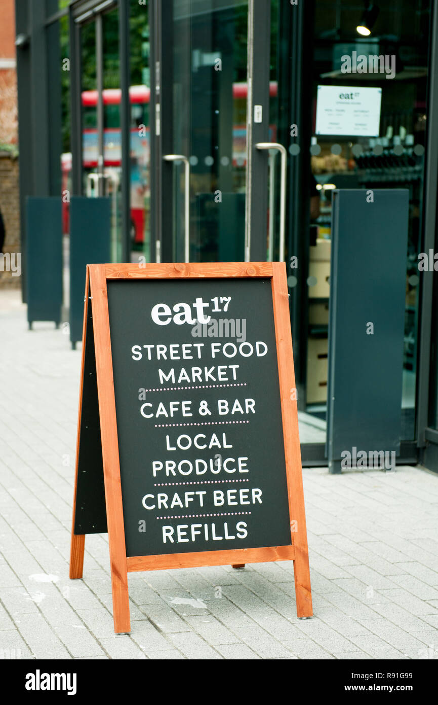 À l'extérieur de la restauration Eat 17 dans Hammersmith Banque D'Images