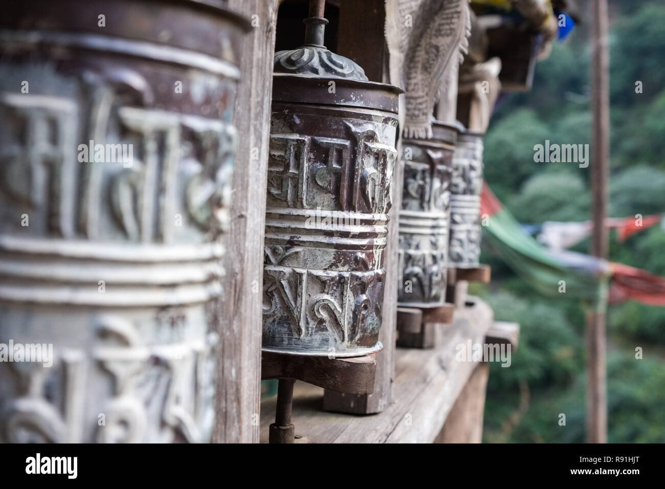 Roues de prière bouddhiste dans l'Himalaya au Népal Banque D'Images