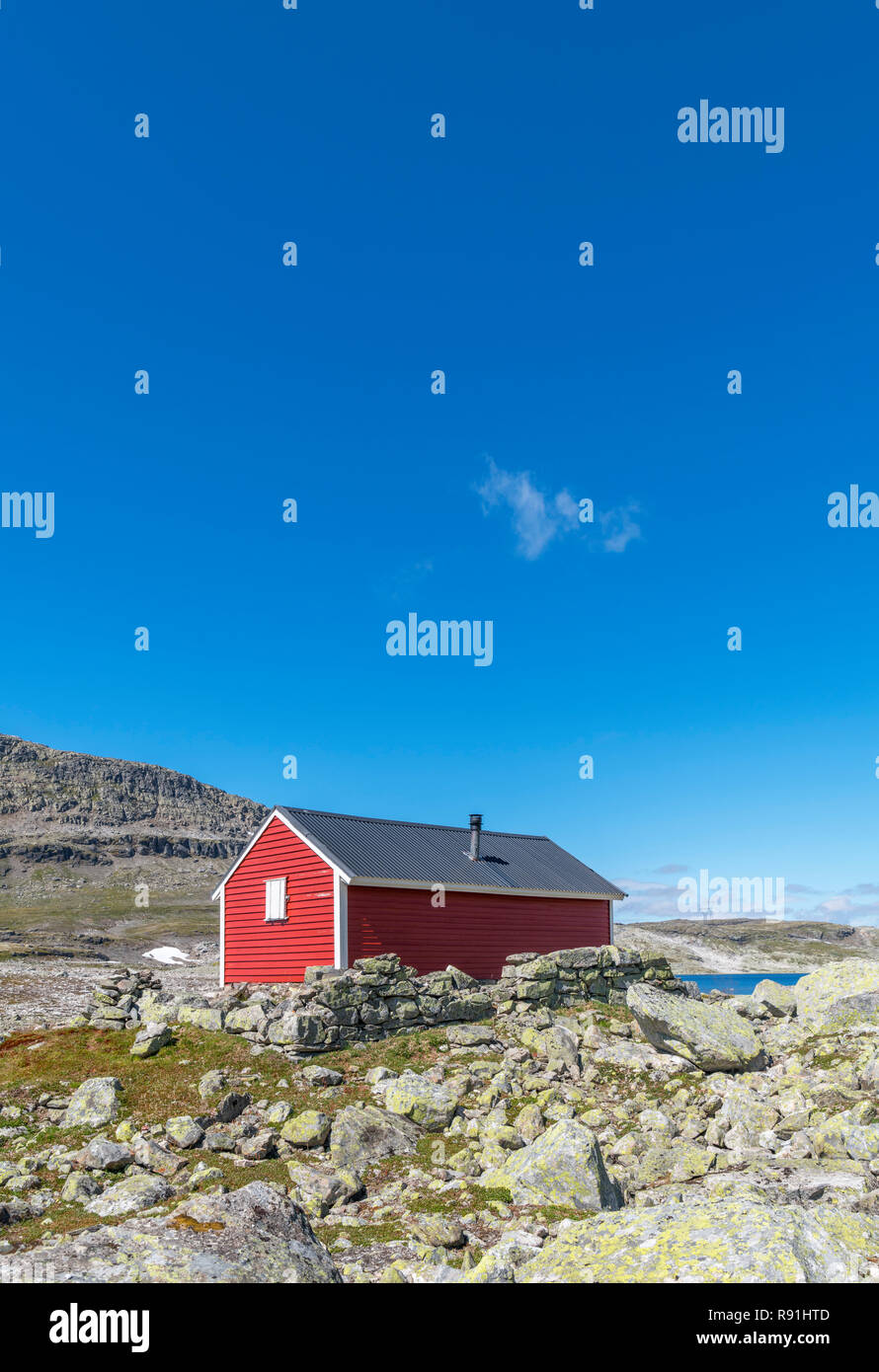 Cabane à distance par le côté de la haute altitude (Fylkesvei Aurlandsfjellet road 243) entre Stryn et Laerdalsøyri, Sogn og Fjordane, Norvège Banque D'Images