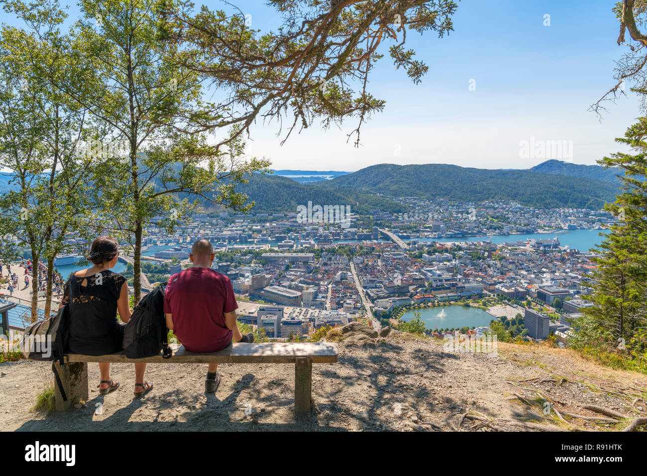 Couple regardant la vue sur la ville depuis les pentes du mont Fløyen, Bergen, Norvège Banque D'Images