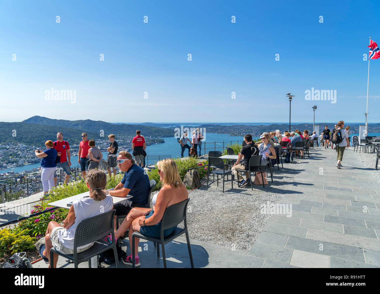 Touristes sur la terrasse du café au point de vue de Fløyfjellet au sommet du mont Fløyen, Bergen, Norvège Banque D'Images