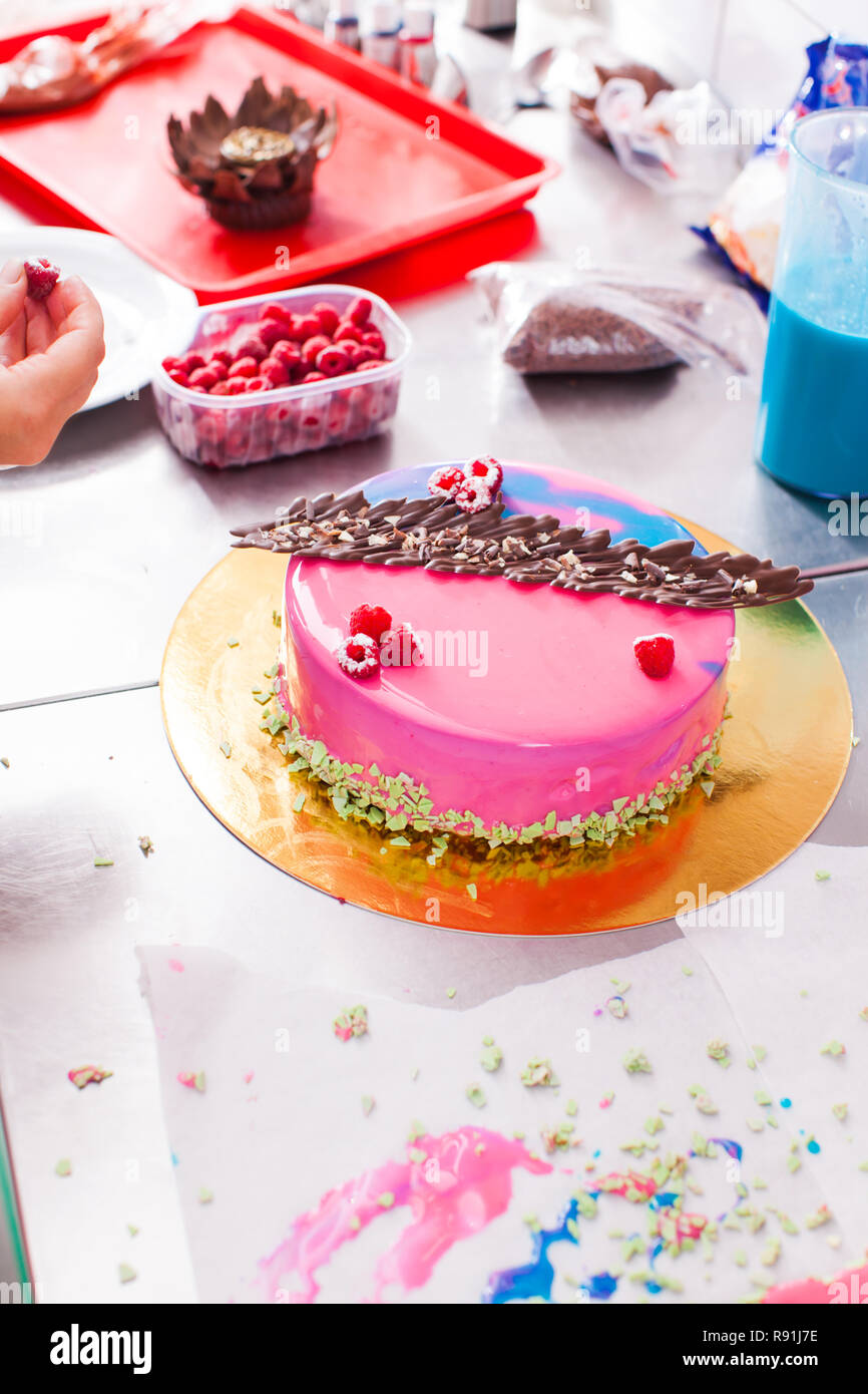 Processus De La Decoration De Gateau Avec Glacage Miroir Photo Stock Alamy