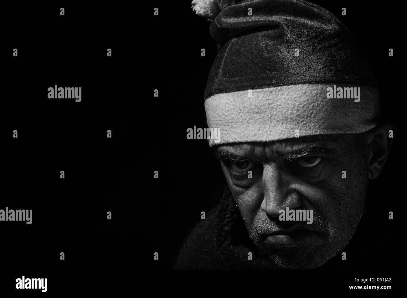Portrait d'un vieux mal lutin de Noël en noir et blanc. Banque D'Images