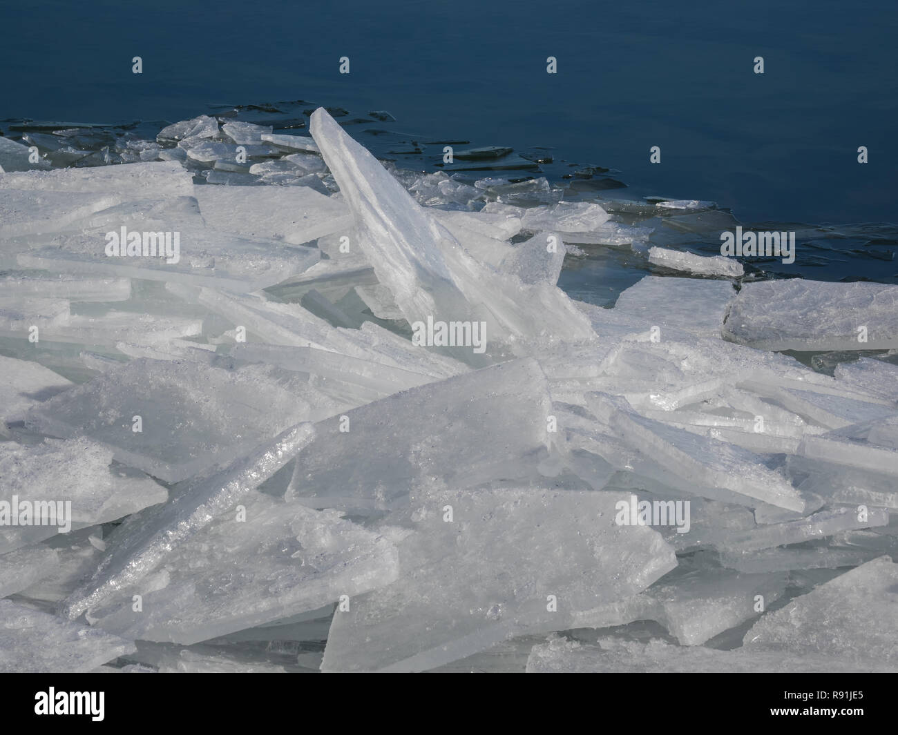 Les plaques irrégulières de la glace brisée flotter dans l'eau libre le long des rives du lac Supérieur dans le nord du Minnesota. Banque D'Images